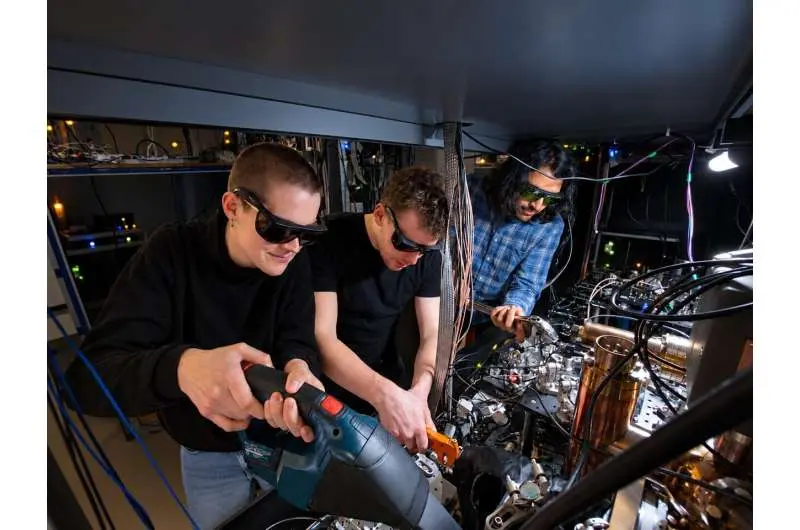 Researchers link 4 atomic qubits in a light-based network