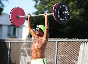 Can you build muscle when you’re cutting calories? Here’s what experts say