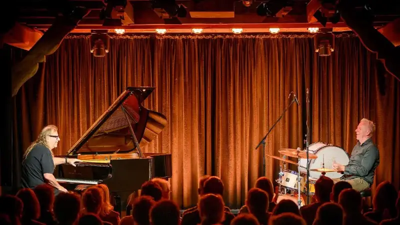 Gern gesehene Gäste: Am Samstag sind der Pianist Vladyslav Sendecki und der Schlagzeuger Jürgen Spiegel nach Rhade zurückgekehrt. Sie stellten ihr Jazz-Album „Simple Game“ einem breiten und fachkundigen Publikum vor.