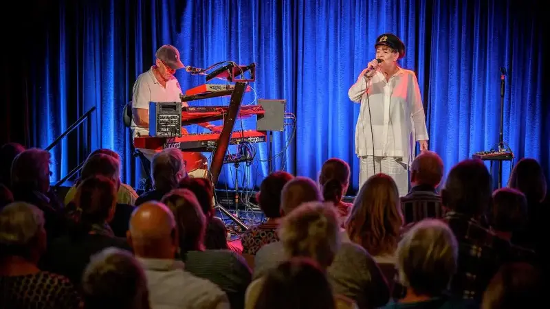 Großes Interesse: Ulla Meinecke und Reinmar Henschke spielten am Freitag im „Kultur hinterm Feld“ in Rhade vor ausverkauftem Haus Lieder, die viele Menschen seit ihrer Jugend begleiten.