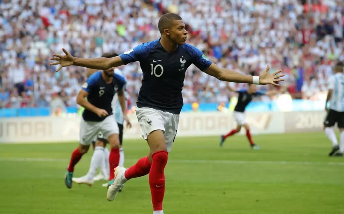 Mbappe sánh ngang Ronaldo 