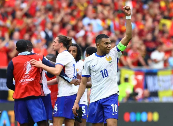 Mbappe sánh ngang Ronaldo 