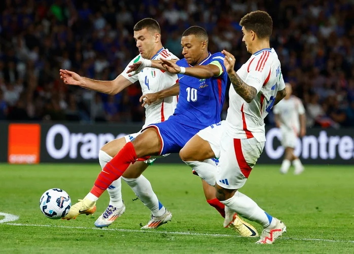 Mbappe sánh ngang Ronaldo 