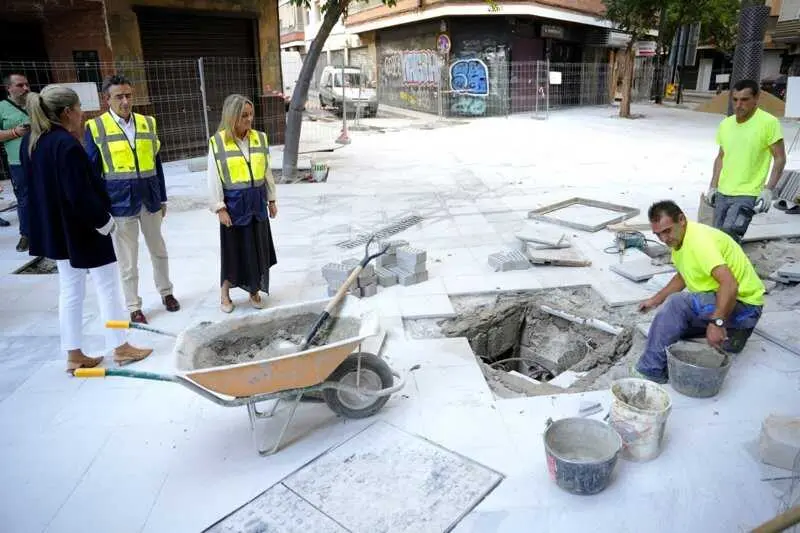 Las obras de López Mezquita, en la capital, recuperan espacio para el peatón en una calle más accesible