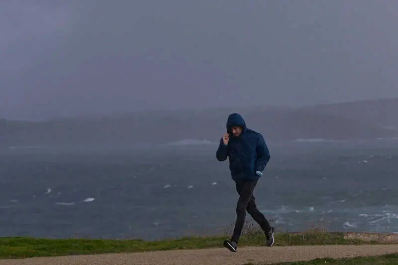 La borrasca 'Austen' pone en aviso naranja al norte peninsular por olas que podrán superar los 7 metros