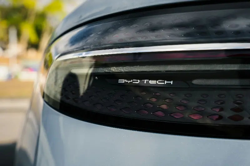 BYD troeft Tesla af en betaalt de schade als rijhulp een fout maakt