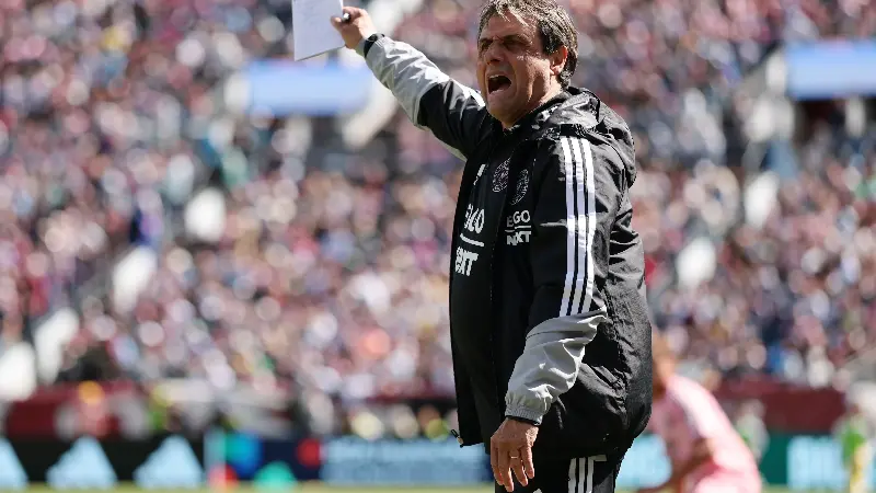 Suplentes y entrenador