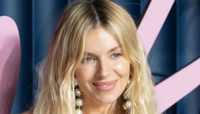 Sienna Miller mamma per la terza volta a 44 anni: "Dormo pochissimo"