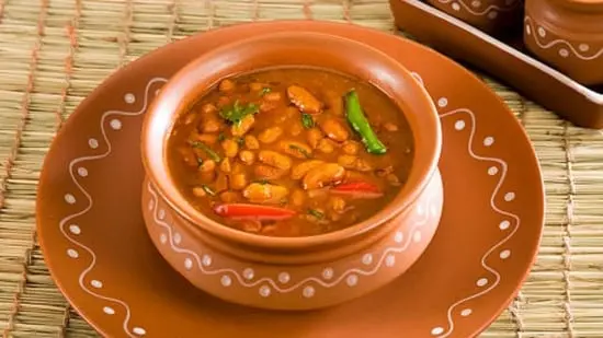 Rajma contains both fibre and protein. 