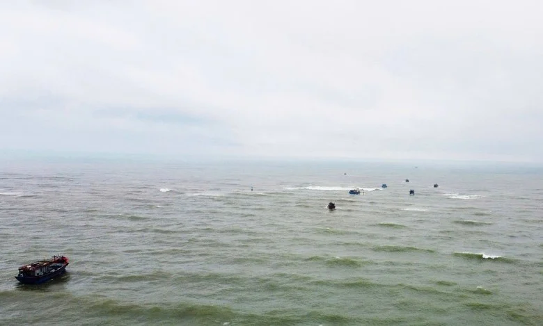 The captain of the fishing boat that sank at Gianh estuary swam ashore after being missing for 8 hours - Photo 1.