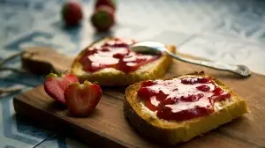Want to improve gut health? Try this gastroenterologist-approved, fibre-packed homemade strawberry chia seed jam recipe
