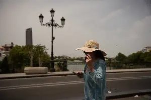 Calor, olas y viento ponen en aviso a 9 CCAA, con Andalucía, Extremadura y Galicia en nivel naranja por calor