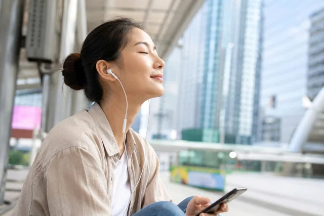 Wearing headphones every day: 5 things that can happen to your hearing - Image 1.