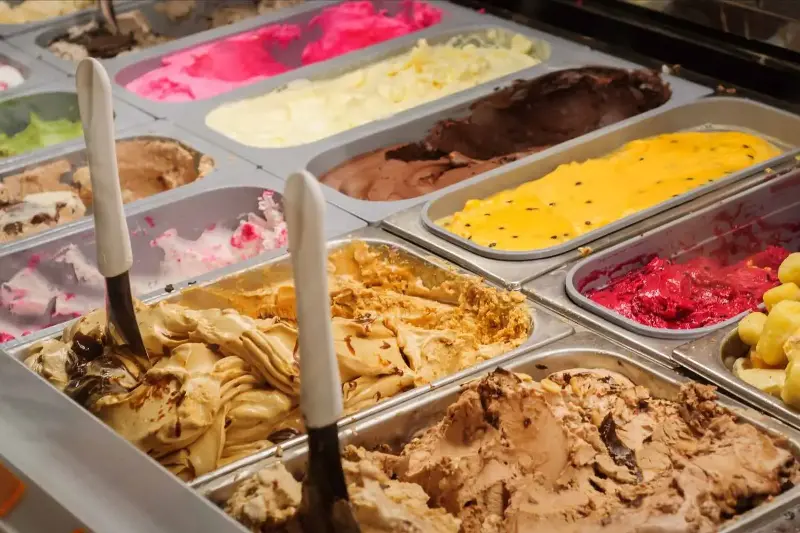 Perché alcuni gusti di gelato ti gonfiano più di altri