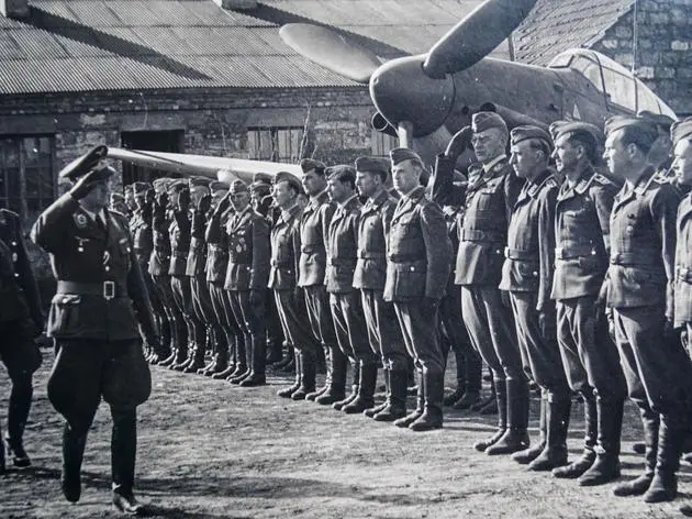 20. April 1943, Flugplatz in Nikolajew, südliche Ukraine: Wilhelm Steinwede ist der Sechste von rechts. 
