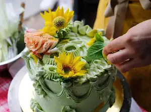 LA's on the cutting edge of cake. Here are 9 decorating tips from a buttercream queen