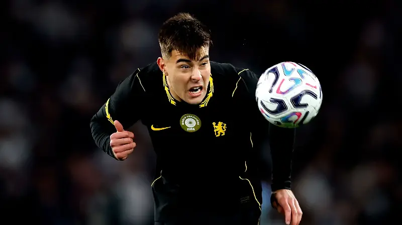 Aaron Anselmino enfrenta lesiones