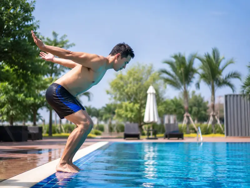 Swimming on a hot day: How to prevent cold shock when entering the water - Photo 1.