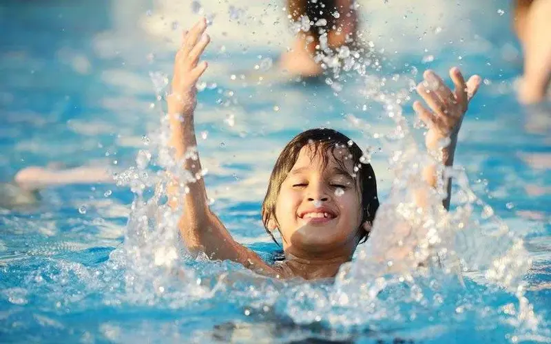 Swimming on a hot day: How to prevent cold shock when entering the water - Photo 4.