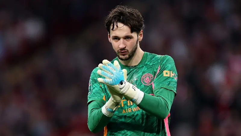 Exclusiva: Liverpool y Chelsea lideran la puja por James Trafford, quien busca minutos tras perder la titularidad en el Manchester City ante Gianluigi Donnarumma