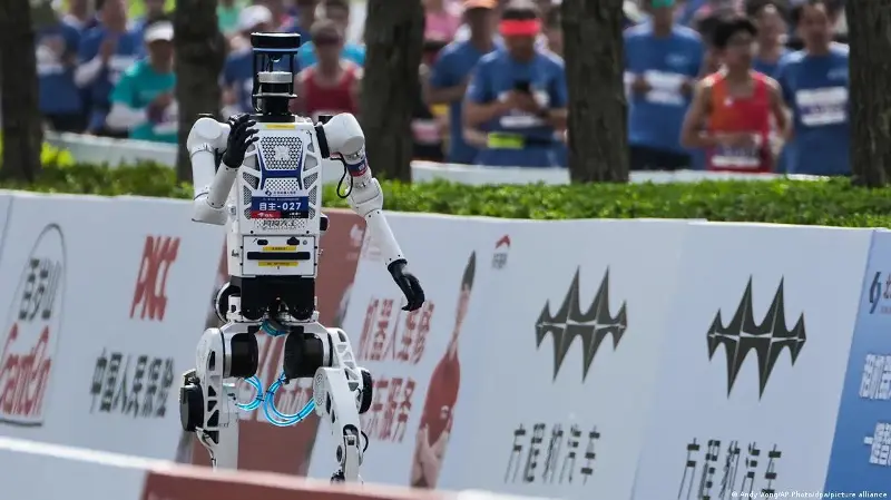 Los robots ganan a los humanos en la media maratón de Pekín