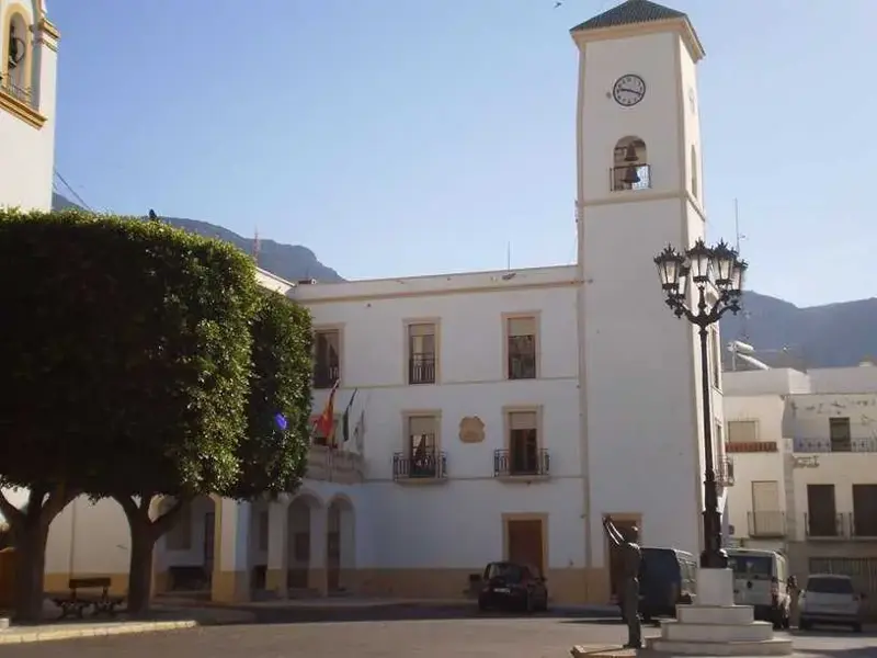 El Ayuntamiento de Dalías aprueba la Oferta de Empleo Público 2026 con cuatro plazas para reforzar la plantilla municipal