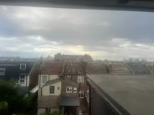Londoners rejoice as first rain in weeks falls in capital