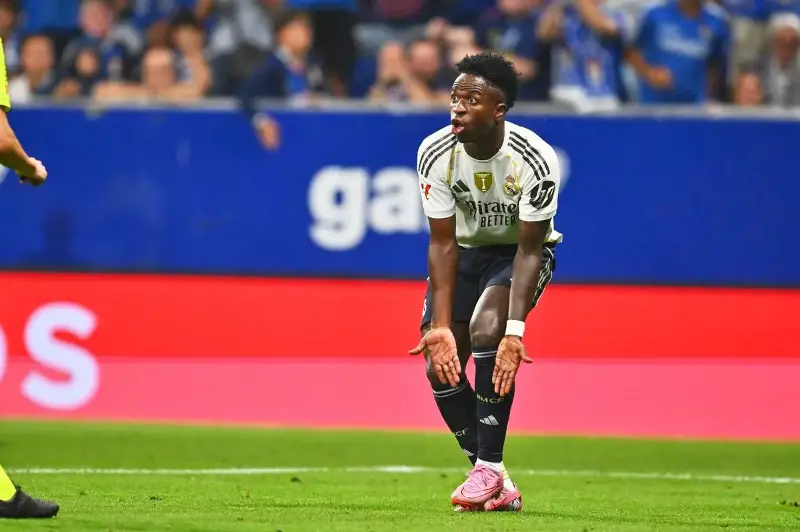 Vinicius fue amonestado por tirarse a la piscina en el área
