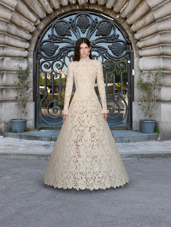 ลุคจากคอลเล็กชัน Balenciaga 54th Couture ที่ถ่ายตามสถานที่สำคัญในกรุงปารีส ส่งท้ายยุคของ Demna อย่างสง่างาม