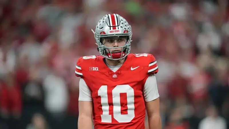 Ohio State Buckeyes quarterback Julian Sayin