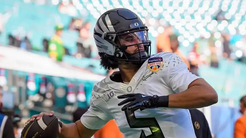 Oregon quarterback Dante Moore 