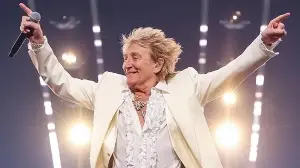 Rock Legend Sir Rod Stewart decides to retire from stage; announces final tour