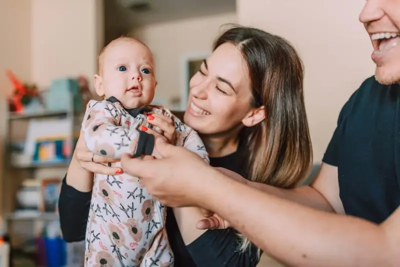 5 mesi di congedo retribuito al 100% a mamma e papà: da Settimo Torinese parte la raccolta firme