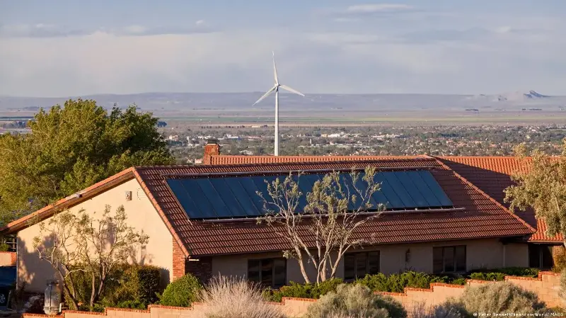 De 5.000 a 150 dólares al año: hogares en EE. UU. dejan de depender de la red eléctrica