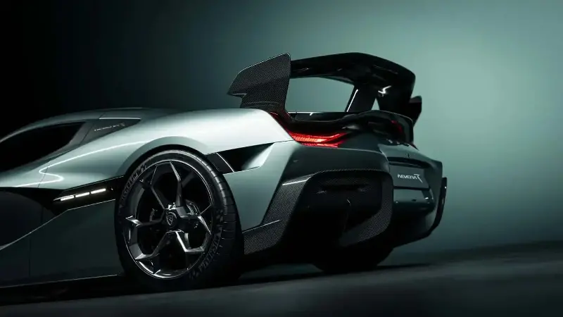 Perché i marchi di lusso stanno rallentando nella transizione alle supercar elettriche 27