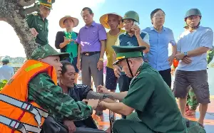 Squid fishermen from Ha Tinh province were rescued after drifting at sea for two days.