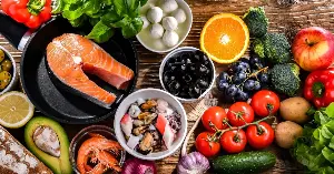 A Mediterranean diet rich in vegetables, fish, and olive oil reduces dementia risk even in people carrying two copies of the APOE4 gene variant — which raises Alzheimer’s risk 12-fold — according to a 2025 Harvard study in Nature Medicine, in the first finding that a daily food pattern can partially overcome a genetic predisposition long thought to be inescapable