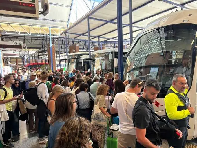 Colas en la estación de autobuses de Málaga tras la cancelación de trenes por el accidente