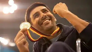 Kartik Aaryan screams with joy, gets hugs from parents after winning first National Award for Chandu Champion