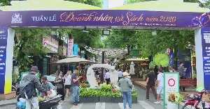 Vietnamese entrepreneurs spread knowledge through books.
