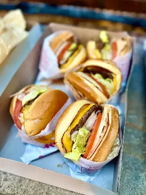 Midwest burger chain targets California, taking on In-N-Out
