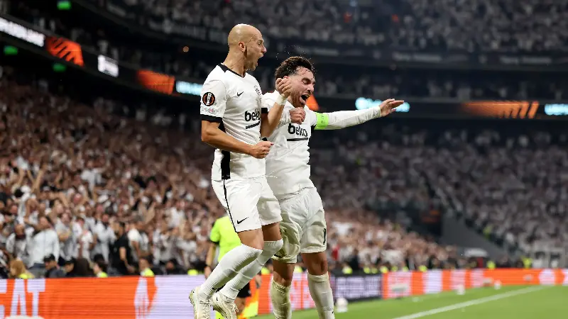 Orkun Kökçü, Václav Cerný y Ernest Poku brillan en una noche de fiesta para el Besiktas ante el Olympique de Marsella