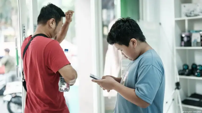 Indonesia comienza a prohibir las redes sociales para menores de 16 años