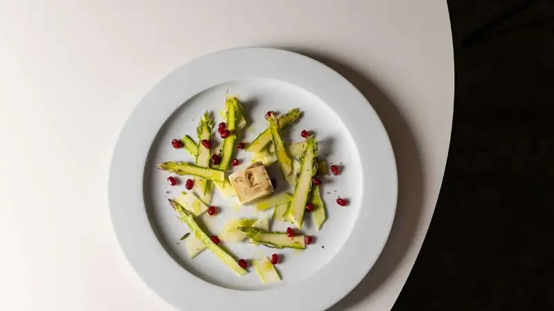 „Nero e Crema“: Eiswürfel-Dressing mit Balsamico