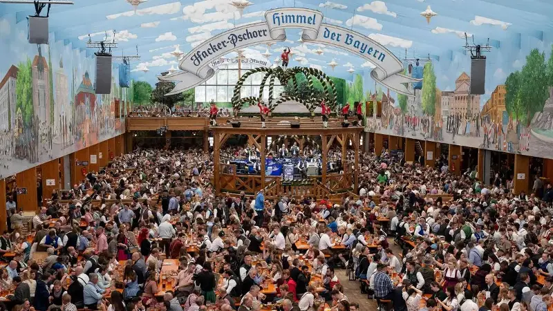 Vor Wiesnstart: Adidas bringt neues Dirndl heraus – Design spaltet die Gemüter