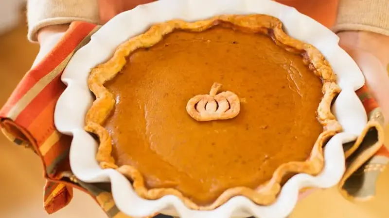 USA, New York State, Woman holding pumpkin pie