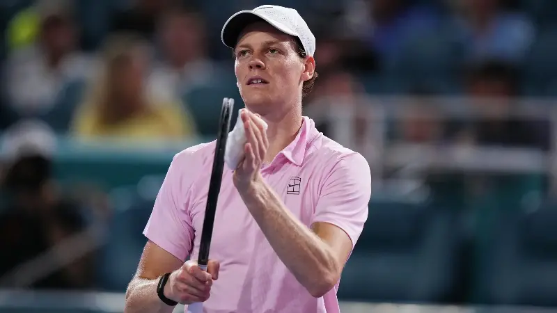 ¿Cambiaría el ganador de un Grand Slam, Jannik Sinner, un título por una plaza en el Mundial de Italia? La estrella número uno del tenis responde a la pregunta sobre el trofeo tras otro humillante fracaso de la Azzurri