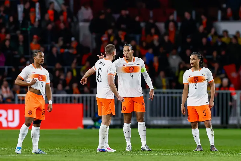 Van Dijk ziet oefenmoment Oranje in duigen vallen: 'Heb ik een mening over'