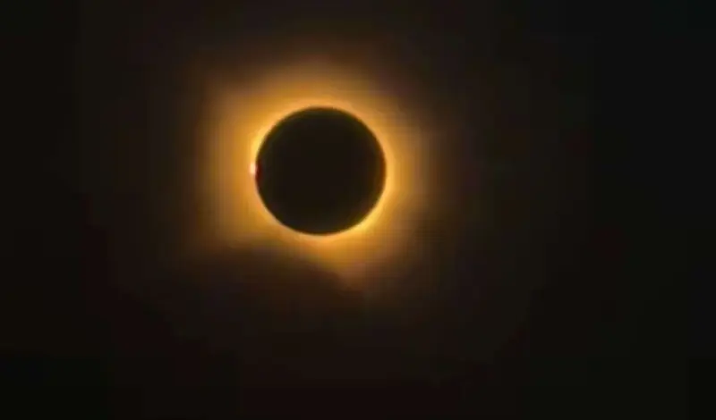 El eclipse total deja una tarde histórica: la sombra de la Luna ya ha cruzado la Península