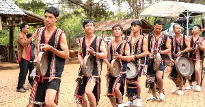 Positioning the Mang Den tourism brand.